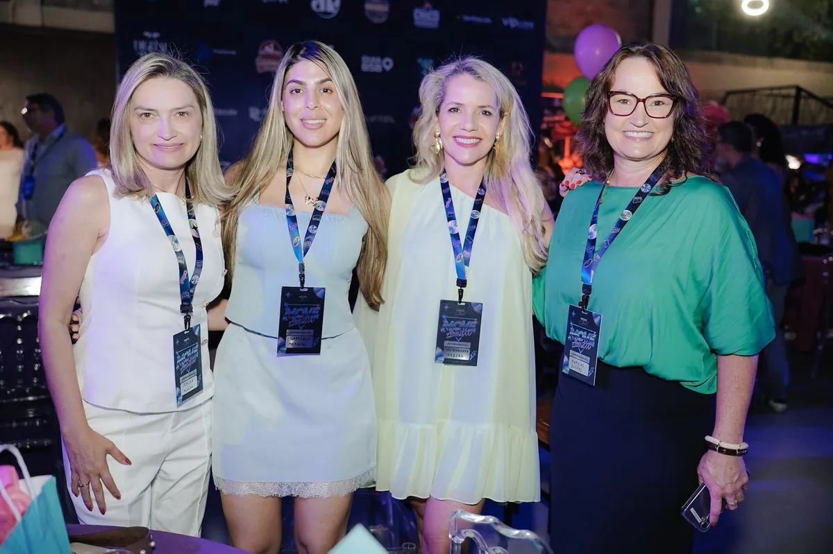 Quatro empresárias com crachá do evento, sorrindo, no MOVE Anos 2000